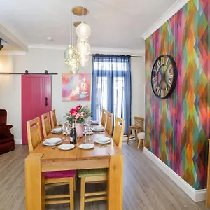 The Milton Sleeps 8 Close To Centre Pet Friendly Holiday home York